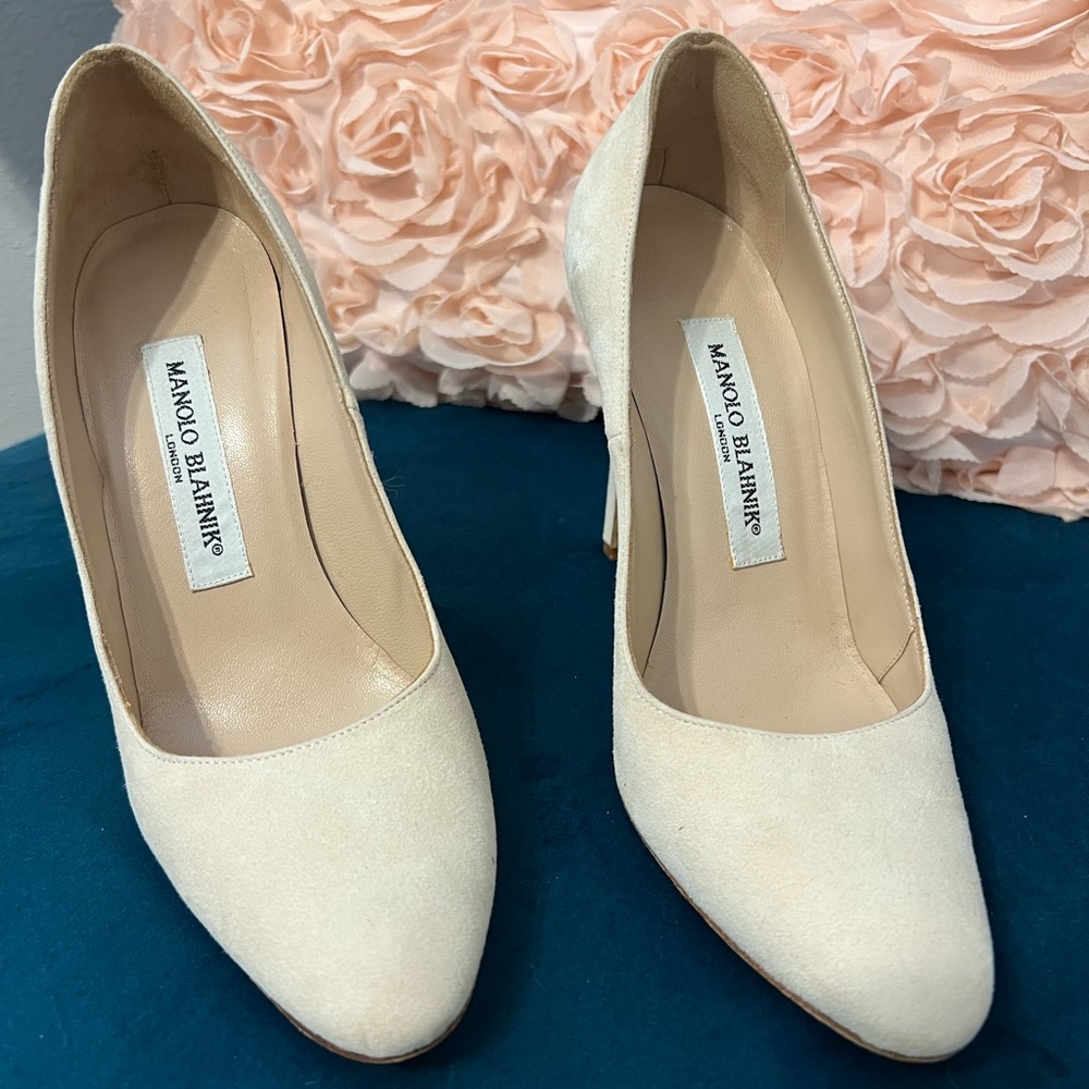 Manolo Blahnik Suede Ivory heels